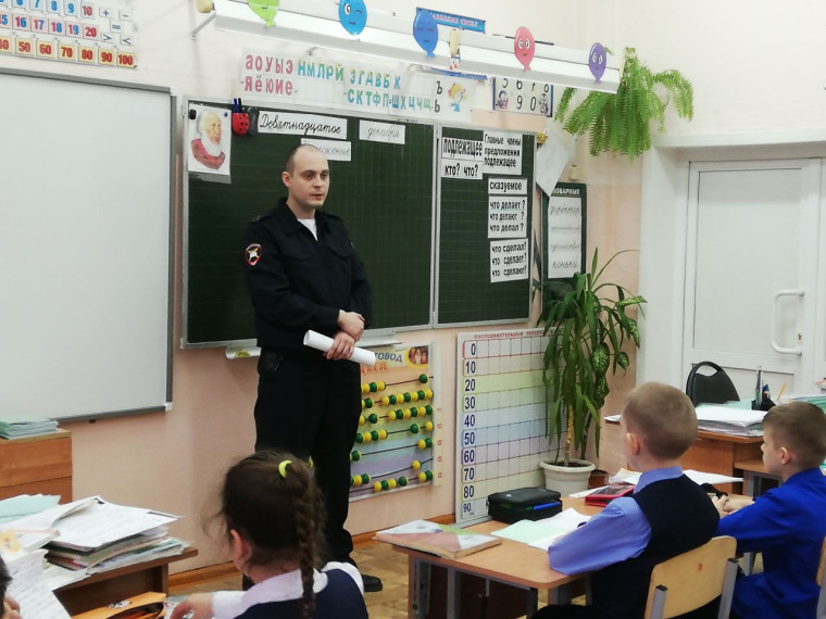 Беседа инспектора с учениками о правилах дорожного движения.